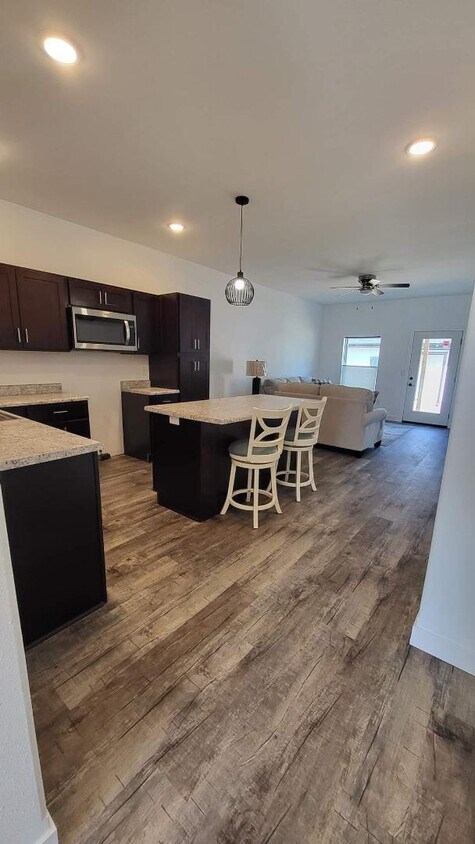 Foto del edificio - 305-311 W Madison St