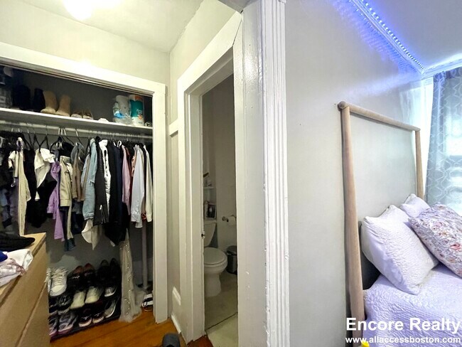 Foto del edificio - 2 Champney Pl