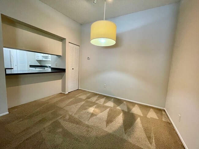 Building Photo - 2 BEDROOM 2 BEDROOM IN RAINTREE