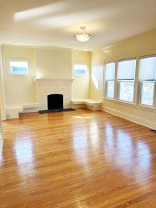 Foto del edificio - 405-407 Roosevelt Ave