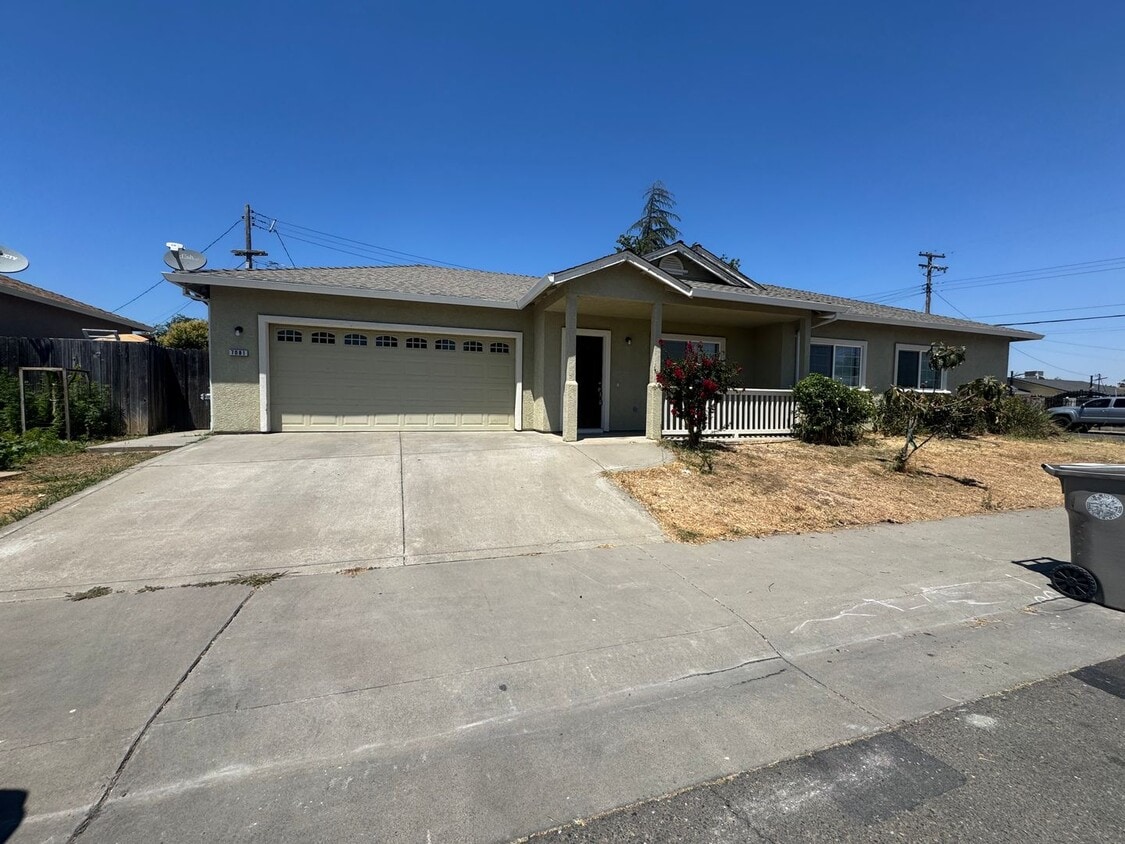 Primary Photo - Charming 4-bedroom, 2-bath home in a conve...