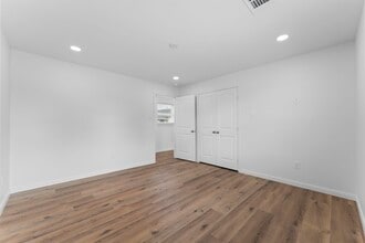 Building Photo - 1507 N Durham Dr