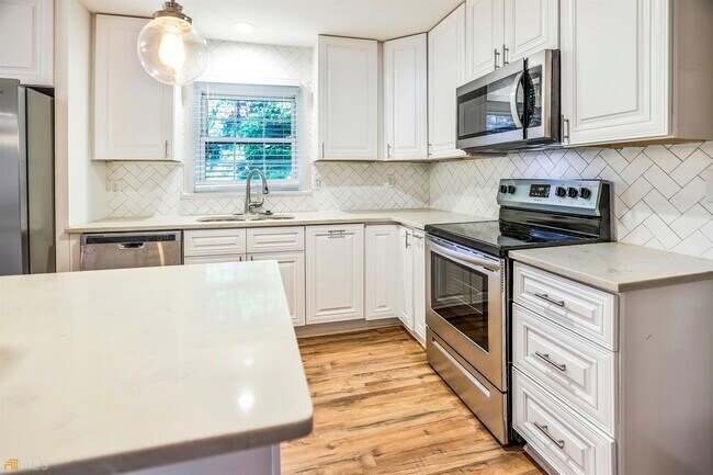 Building Photo - 3643 Hillsborough Ln