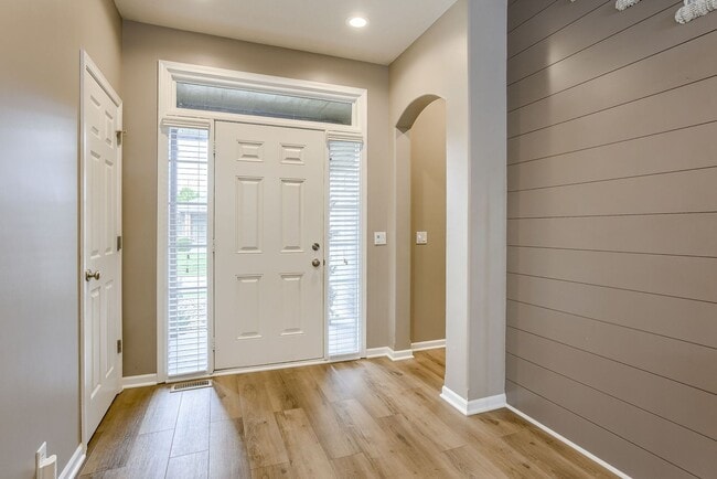 Foto del edificio - Gorgeous 5 Bedroom In Elkhorn!!