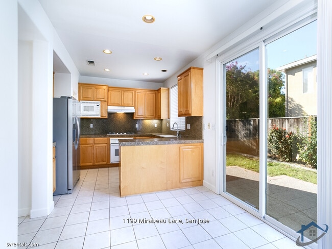 Foto del edificio - 1199 Mirabeau Ln