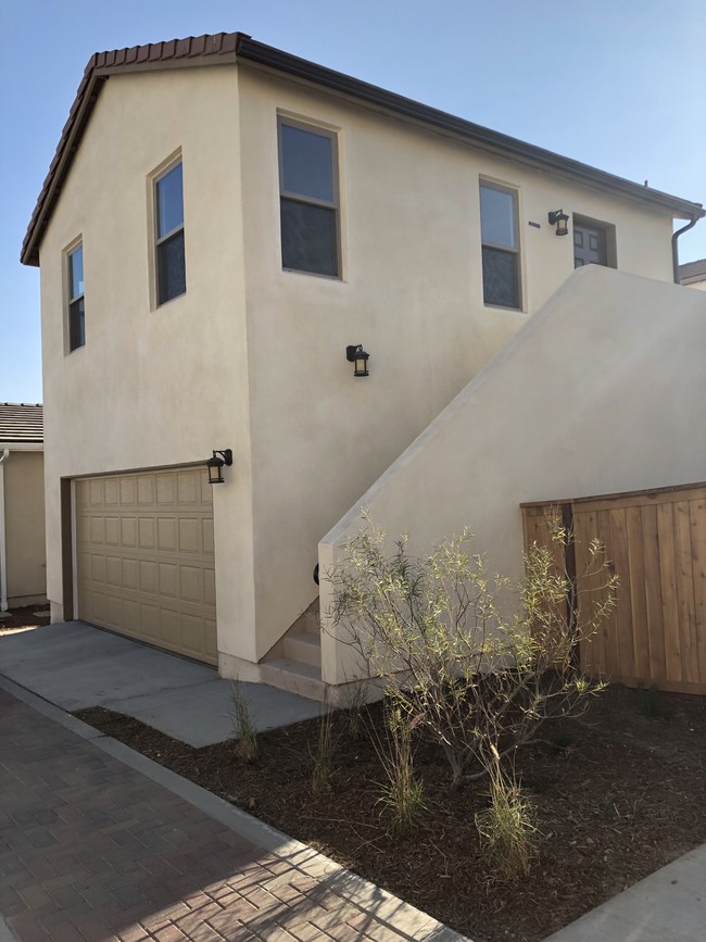 Building Photo - 192 S Saticoy Ave