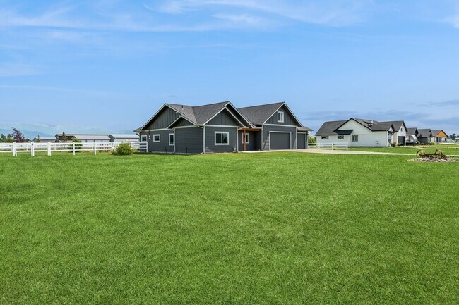 Building Photo - Luxury Mountain View Home on 1 Acre