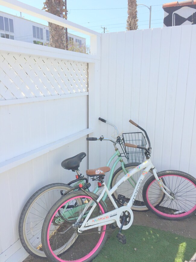 Building Photo - 2306 1/2 Ocean Ave