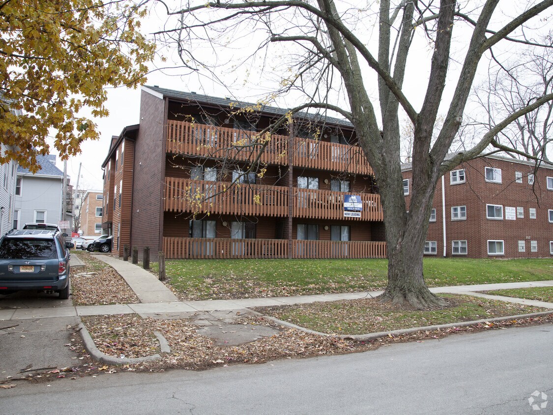 UIUC Campustown 109 E John Apartments Champaign, IL
