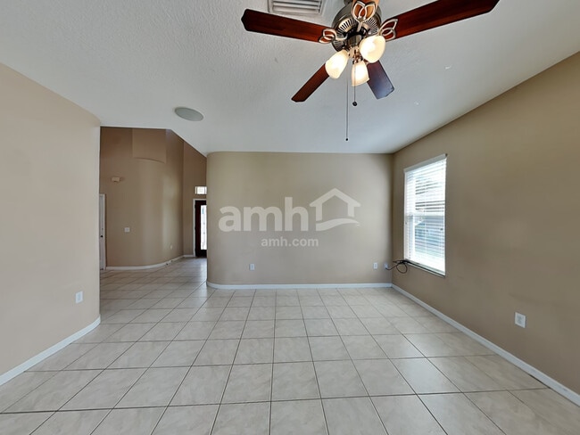 Foto del edificio - 563 Worcester Ct