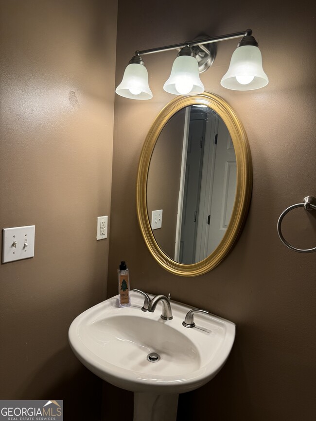 Building Photo - 5850 Rives Dr