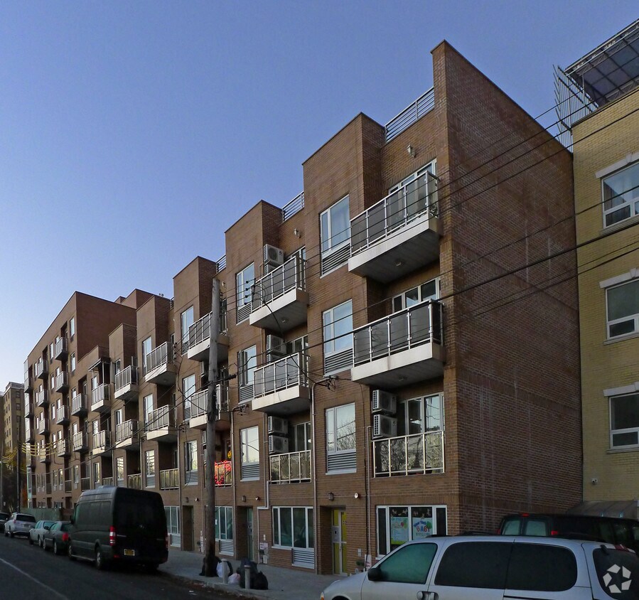 Primary Photo - 32-24 137th St