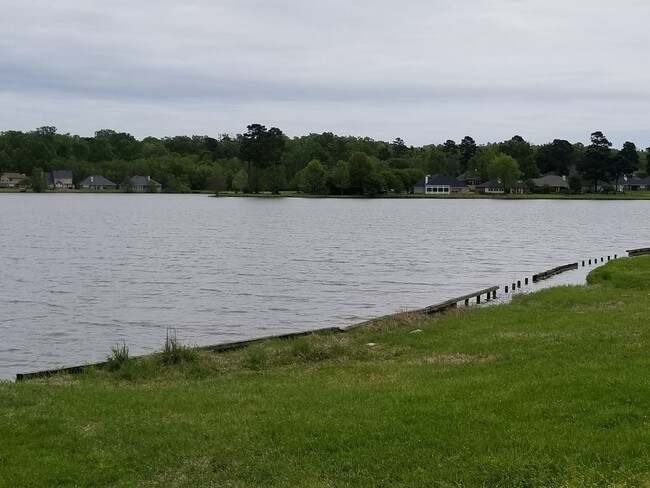 Building Photo - 4 br, 2 bath House - 3828 Lakeside Dr