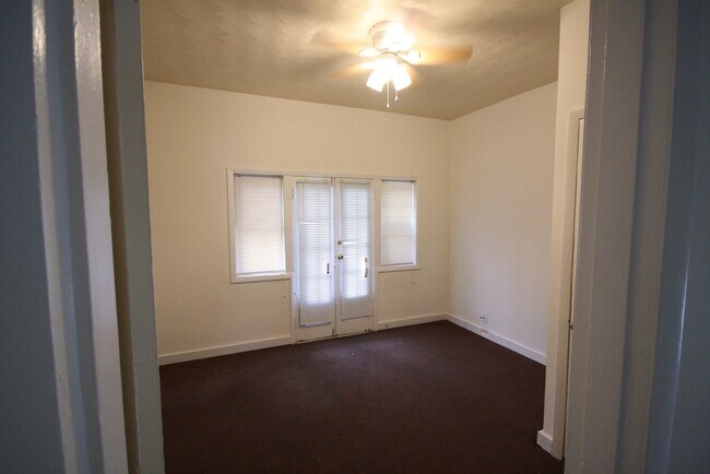 Foto del edificio - 4217 S Grand Blvd