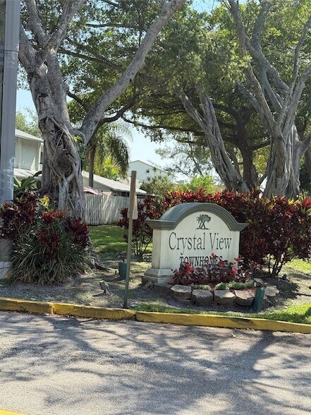 Foto del edificio - 873 Crystal Lake Dr