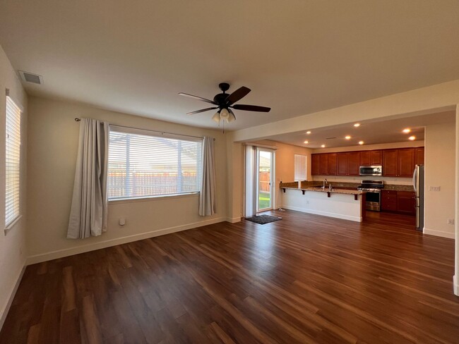 Foto del edificio - **MOVE-IN SPECIAL $500 OFF 1st Month** Lar...