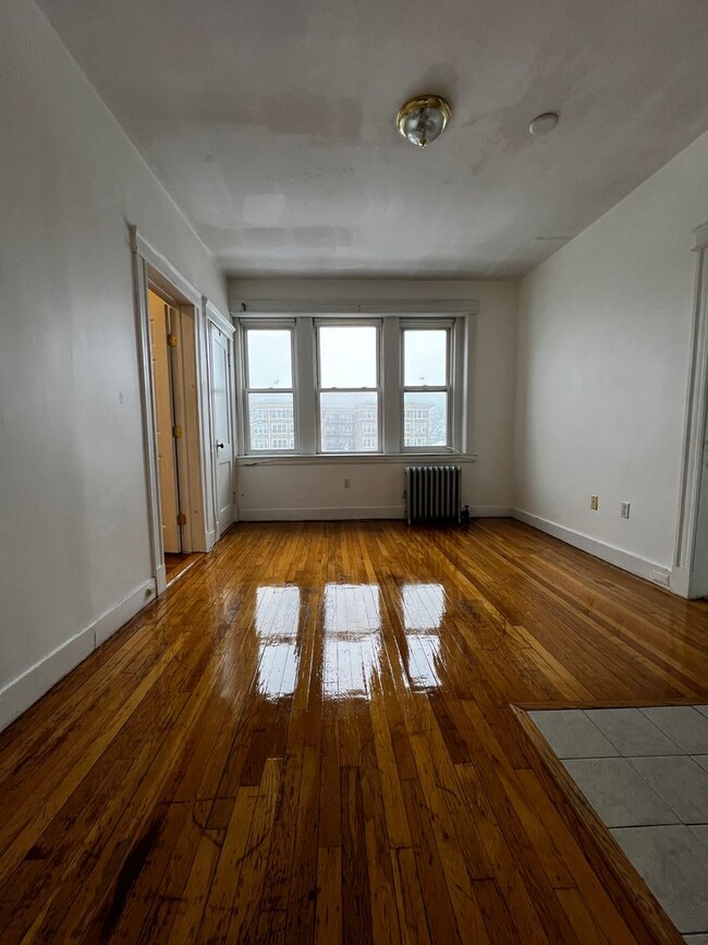 Building Photo - Sunny, Updated Brighton 1 bed in the 1600 ...