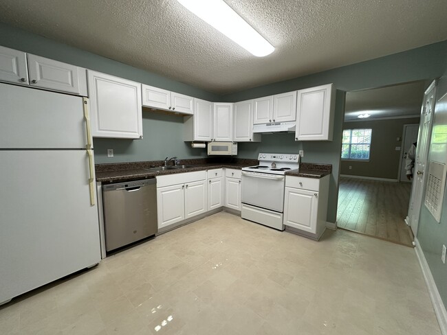 Building Photo - 100 WOODSTONE Dr