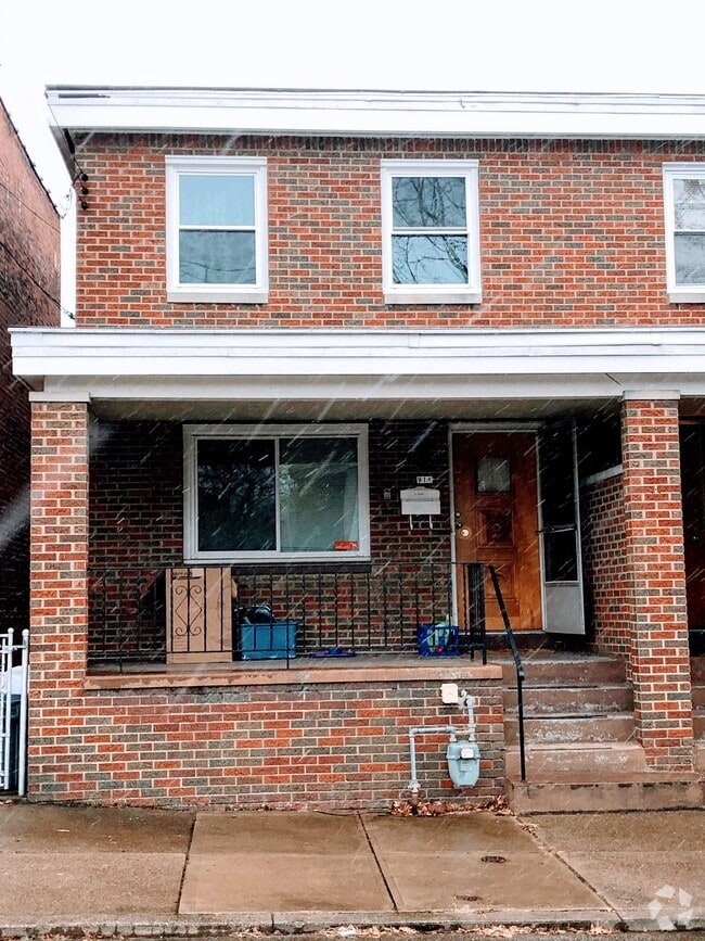 Building Photo - 916 Portland St