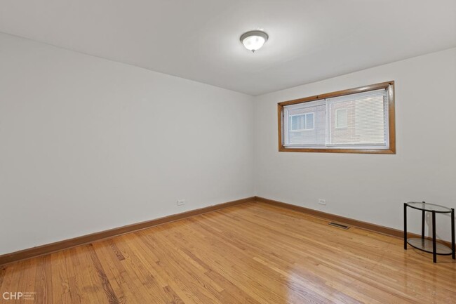 Building Photo - 3 bedroom in Chicago IL 60660