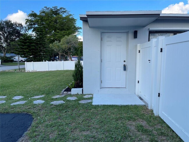 Foto del edificio - 1541 N 71st Terrace