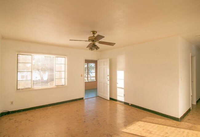 Building Photo - Perfect quaint duplex that invites the cou...