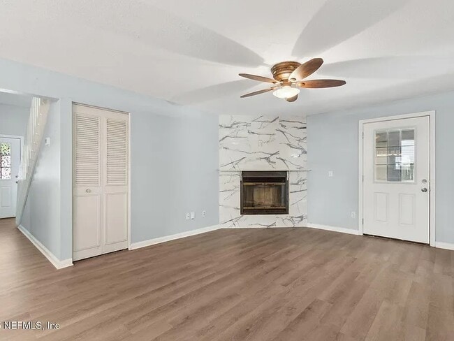 Combine living room/dinning/kitchen - 10388 Arrow Bluff Ct