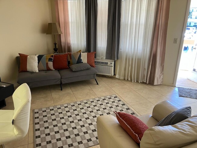 Building Photo - 100 Ventnor E