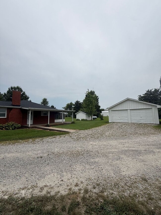 Building Photo - Charming 3-Bedroom, 3-Bathroom Farmhouse in Sturgeon MO