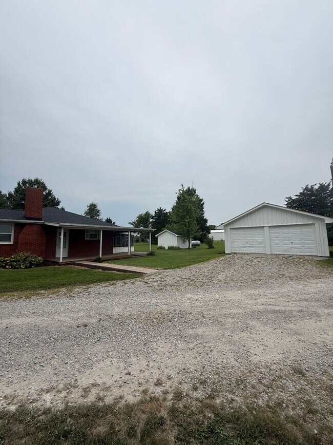 Foto del edificio - Charming 3-Bedroom, 3-Bathroom Farmhouse in Sturgeon MO