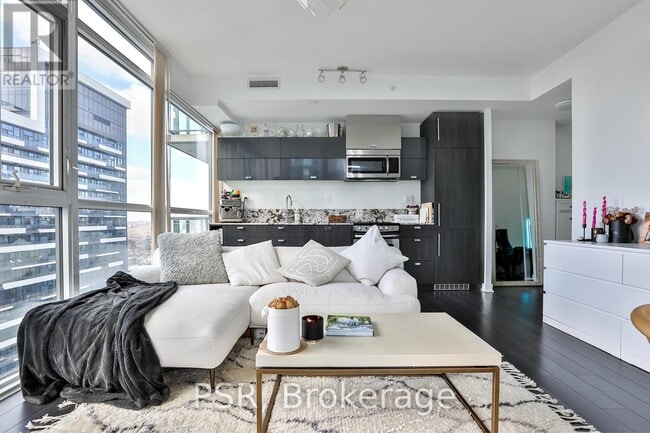 Building Photo - 290 Adelaide St W