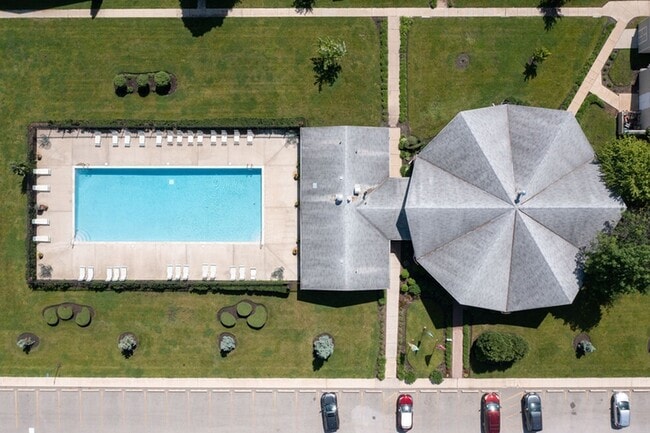 Piscina con solárium aéreo - Park Ridge Commons
