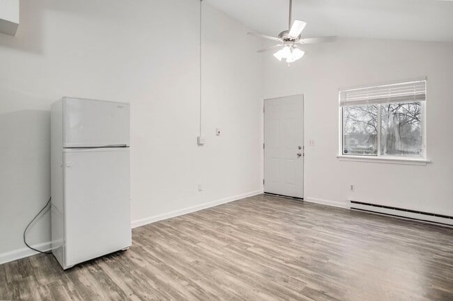 Building Photo - Cozy TOP FLOOR one-bedroom, one-bath unit ...