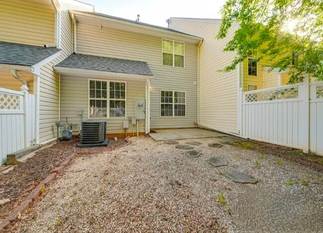 Building Photo - 8729 Robinson Forest Dr