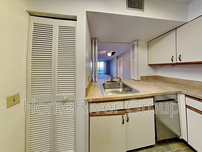 Foto del edificio - 2333 Feather Sound Dr