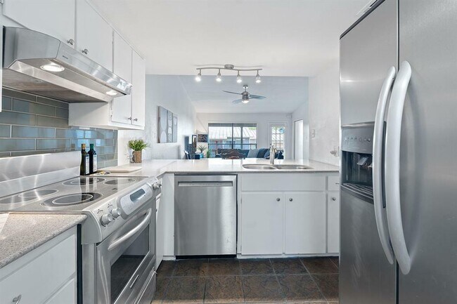 Foto del edificio - 1101 Hollow Creek Dr