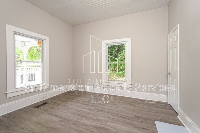 Building Photo - 921 E 23rd St