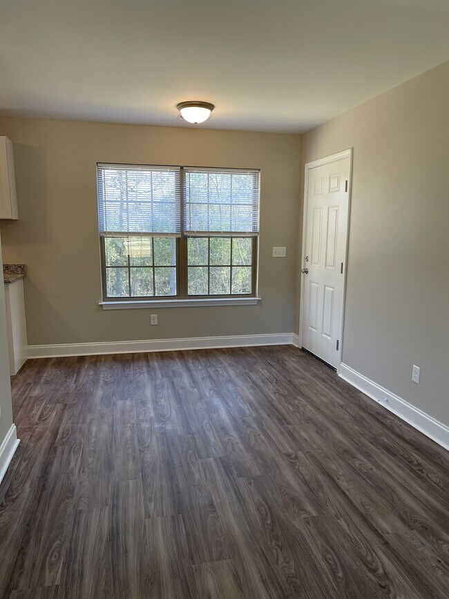 Building Photo - 1715 Fairfax Dr