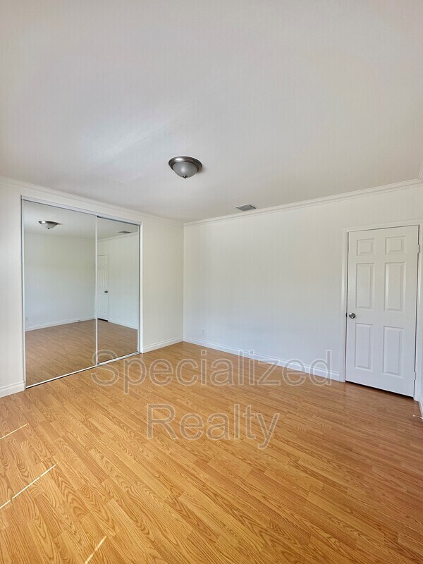 Building Photo - 140 S Cedar St
