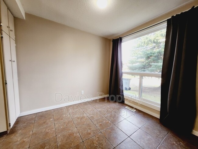 Building Photo - 237 Grandin Village