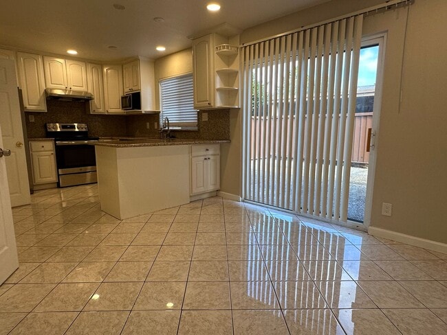 Building Photo - 27755 Del Norte Ct