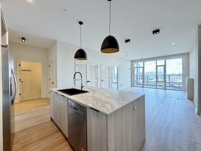 Building Photo - 3207 N Narragansett Ave