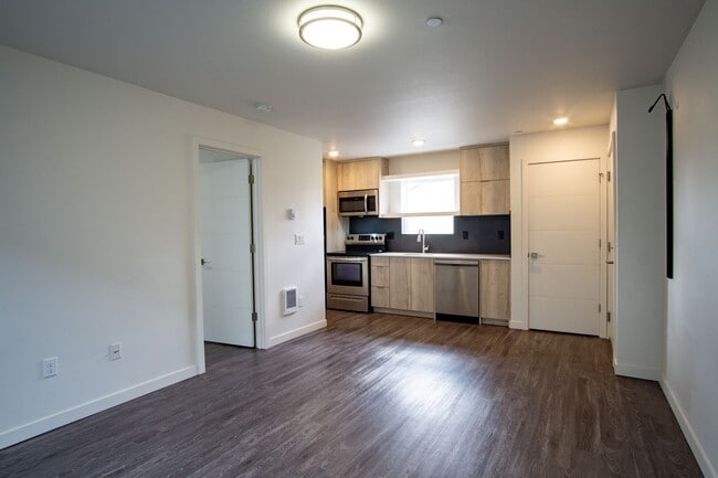 Building Photo - Contemporary 1-Bed Flat w/ DW, W/D & 2 WEE...