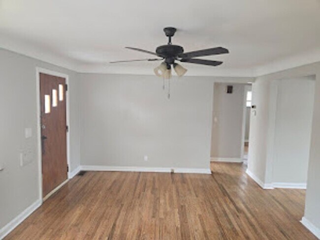 Building Photo - Charming 2 Bedroom 1 bathroom 1 car garage...