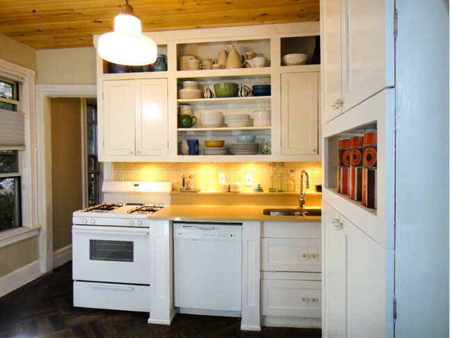 Full Kitchen with dishwasher and quartz countertops - 428 E 18th St