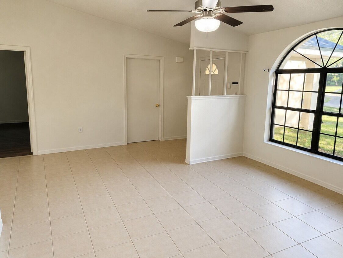 Foto del edificio - Beautiful 4- Bedroom Home with Arched Windows, Open Floor Plan & One-Car Garage in Silver Springs...