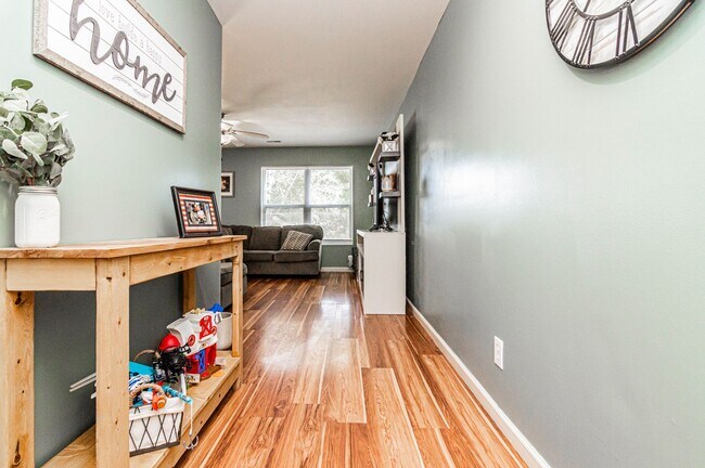 Building Photo - Spacious Duplex