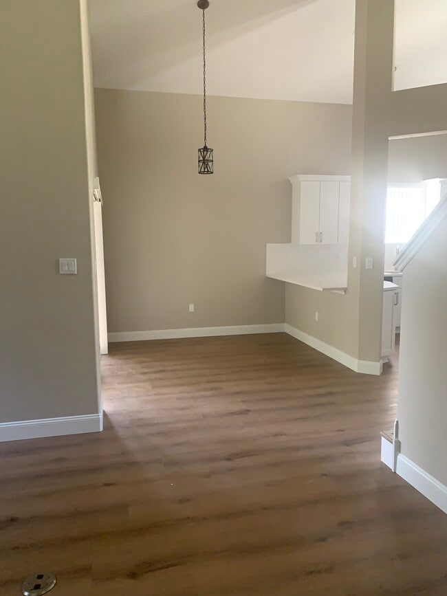 Building Photo - 11021 Versailles Blvd