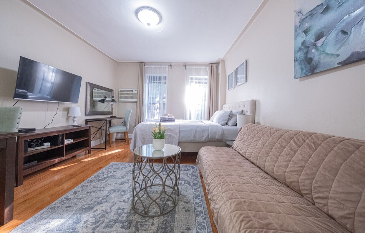 Foto principal - 328 E 74th St