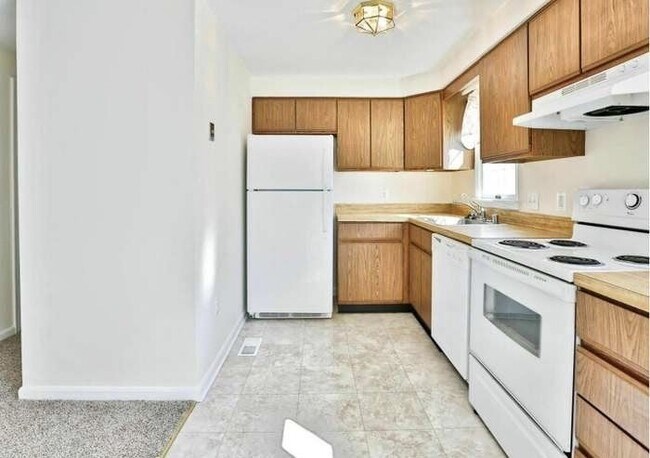 Building Photo - Beautiful 3 bedroom Townhome